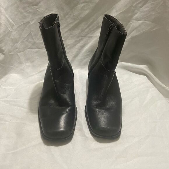 Etienne Aigner Shoes - VINTAGE Etienne Aigner Women’s 6M Leather Ankle Bootie Leather Upper